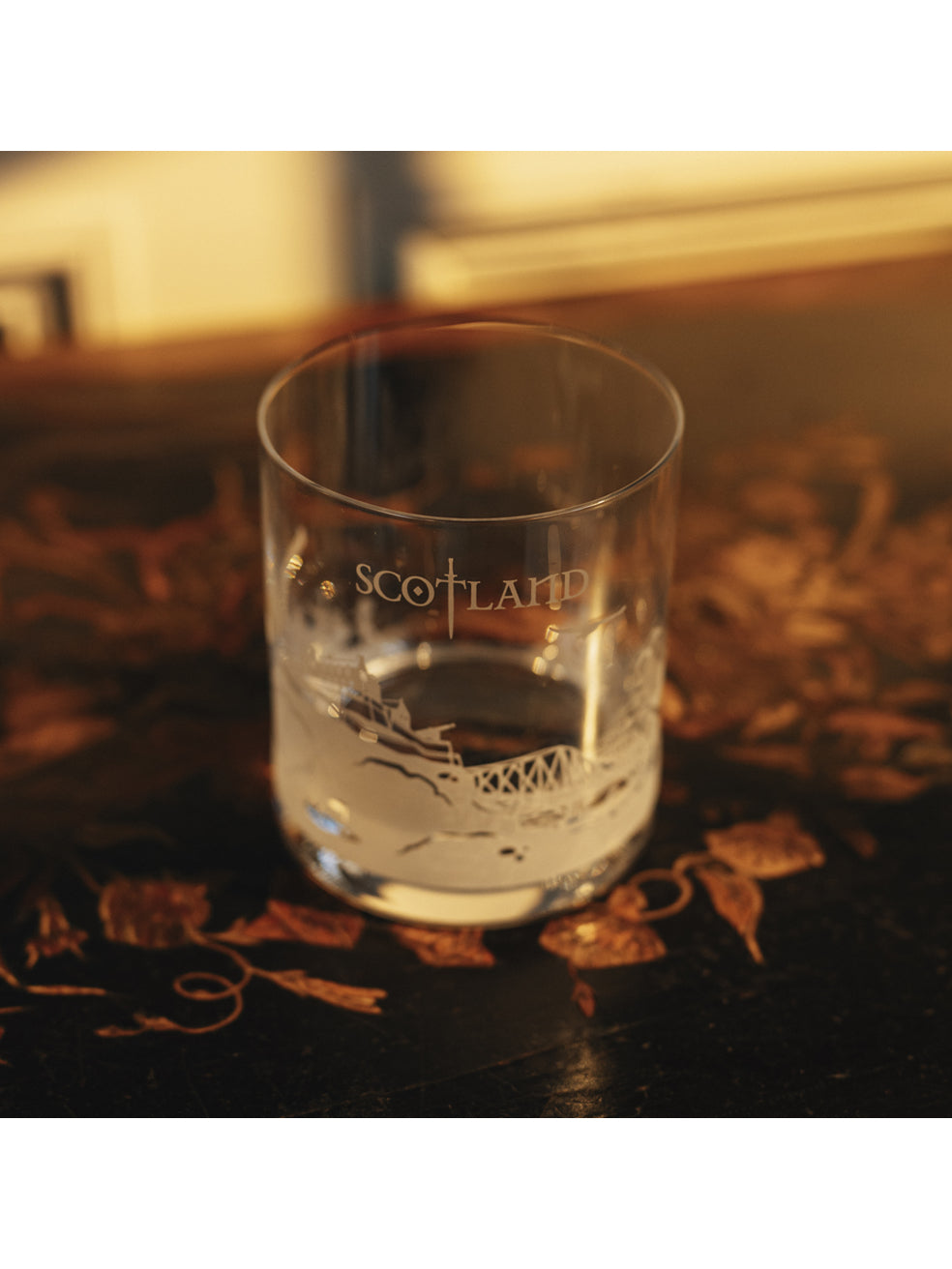 Featuring a wrap-around of Scotland landmarks, this lead-free crystal tumbler can be used for any beverage from water to whisky and is supplied in a navy windowed carton, perfect for gifting.