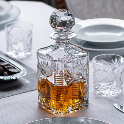 The Bothwell decanter features an incredibly traditional yet elegant hand-cut pattern on high quality mouth-blown crystal.