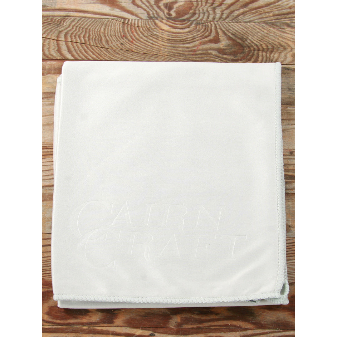 This cloth made of silky-smooth material combines a smooth surface and heavy weight to help polish out water spots, streaks and dust specks.