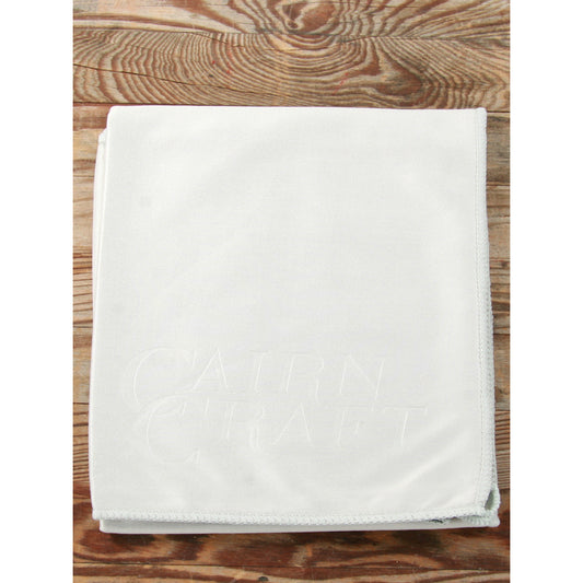 This cloth made of silky-smooth material combines a smooth surface and heavy weight to help polish out water spots, streaks and dust specks.