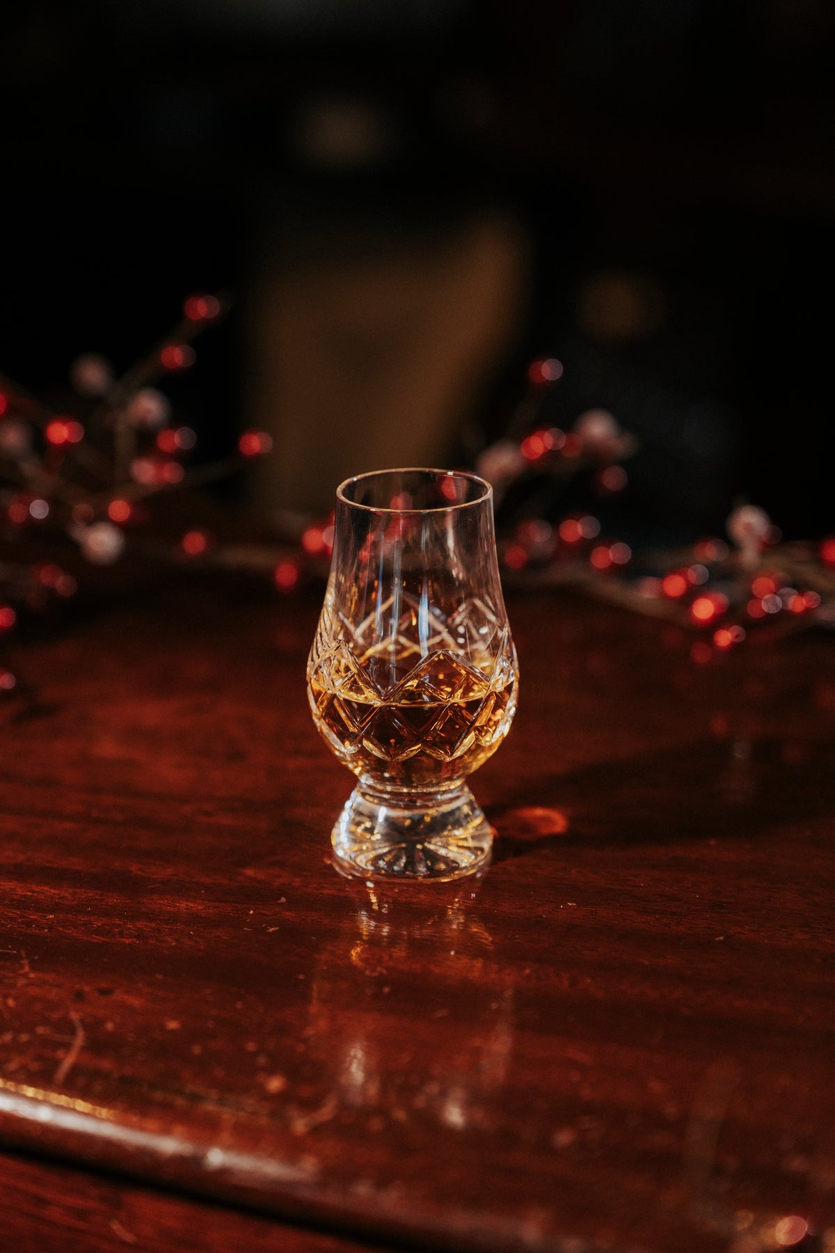 Made of 24% lead crystal, this whisky glass is intricately hand cut.