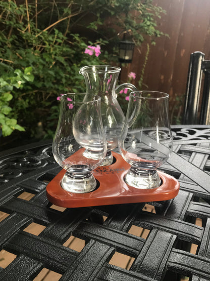 This gift set makes a perfect gift for whisky enthusiasts enjoying a tasting session. The tray is made of oak and features three openings for two included Glencairn Whisky Glasses and Water Jug.