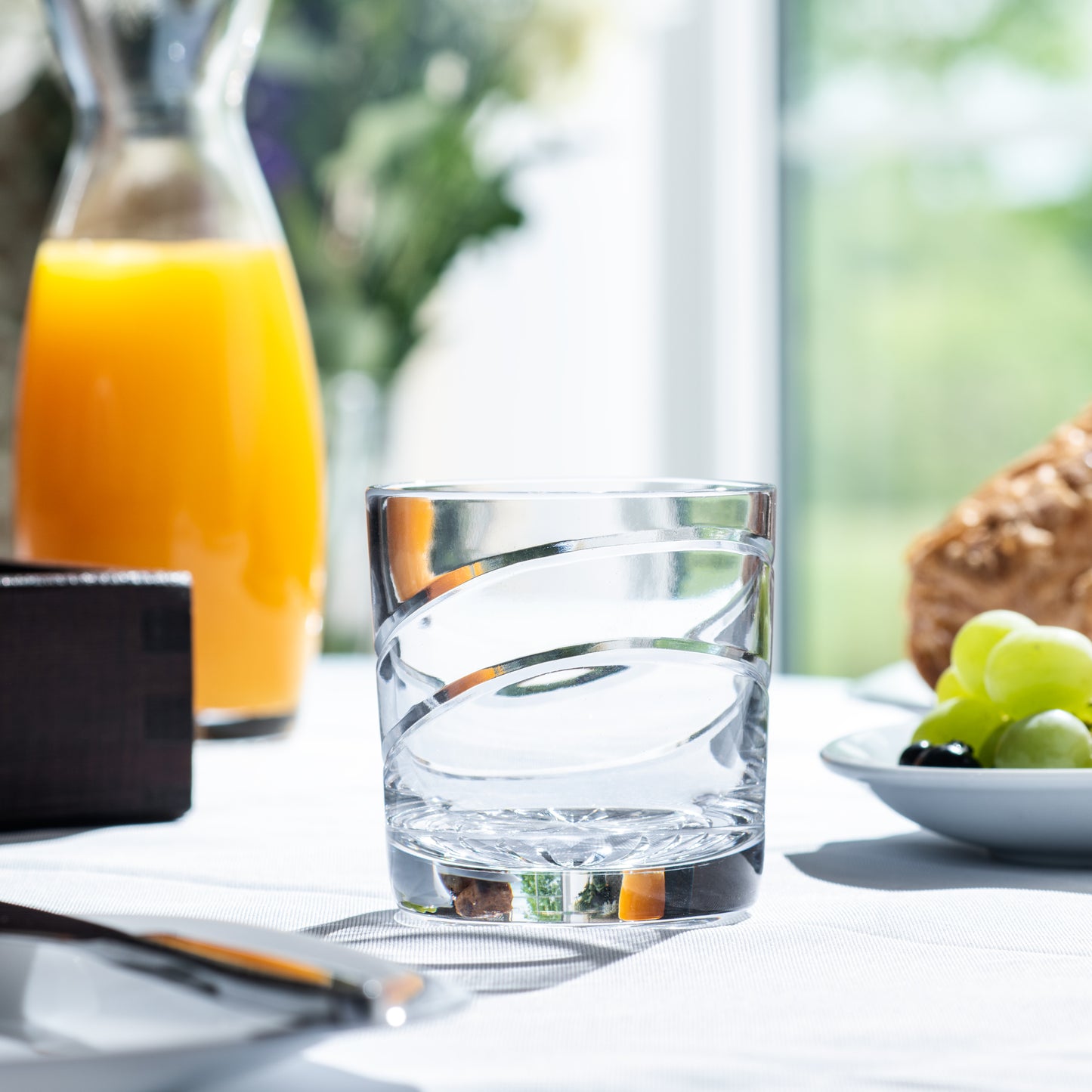 Inspired by Glasgow City’s urban regeneration, the Glasgow collection features an exceptionally modern cut on traditional glassware. The tumbler glass is perfect for your favourite whisky with room for water, mixers and ice cubes. 