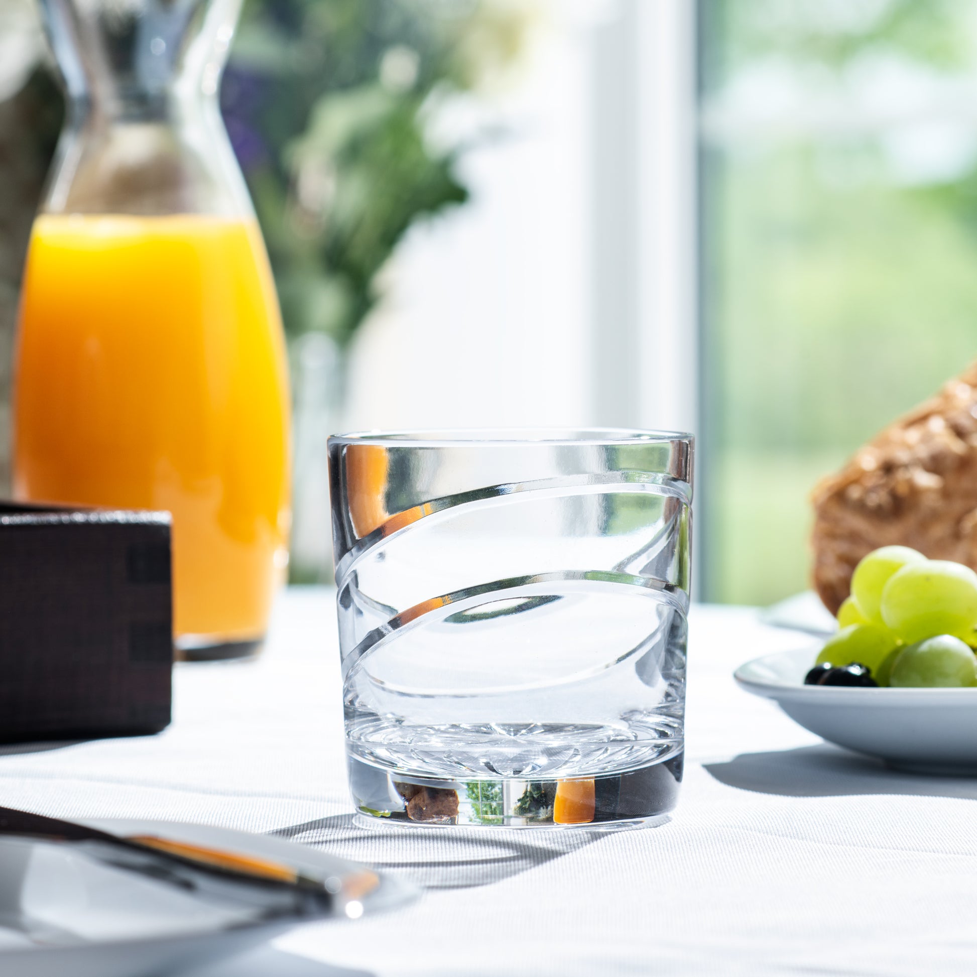 Inspired by Glasgow City’s urban regeneration, the Glasgow collection features an exceptionally modern cut on traditional glassware. The tumbler glass is perfect for your favourite whisky with room for water, mixers and ice cubes. 