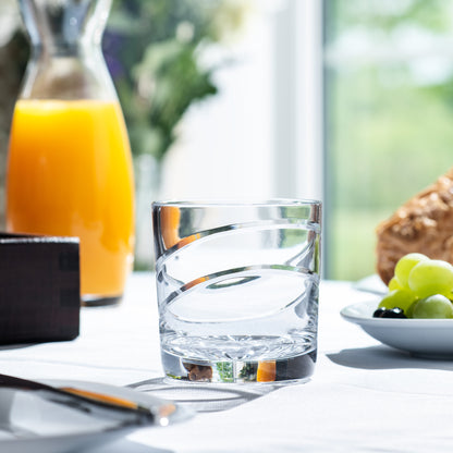 Inspired by Glasgow City’s urban regeneration, the Glasgow collection features an exceptionally modern cut on traditional glassware. The tumbler glass is perfect for your favourite whisky with room for water, mixers and ice cubes. 
