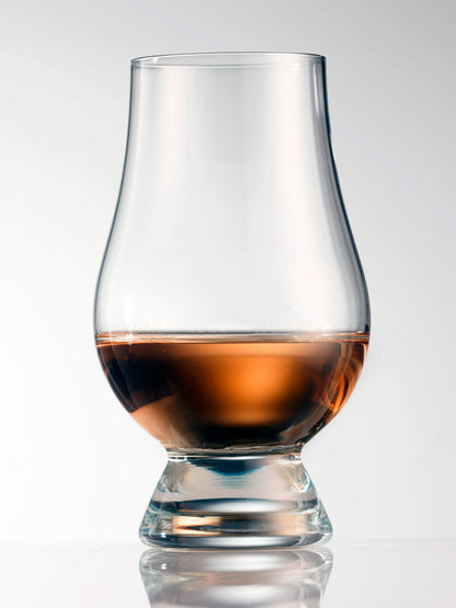 The wide crystal bowl allows for the fullest appreciation of the whisky’s colour and the tapering mouth of the glass captures and focuses the aroma on the nose.