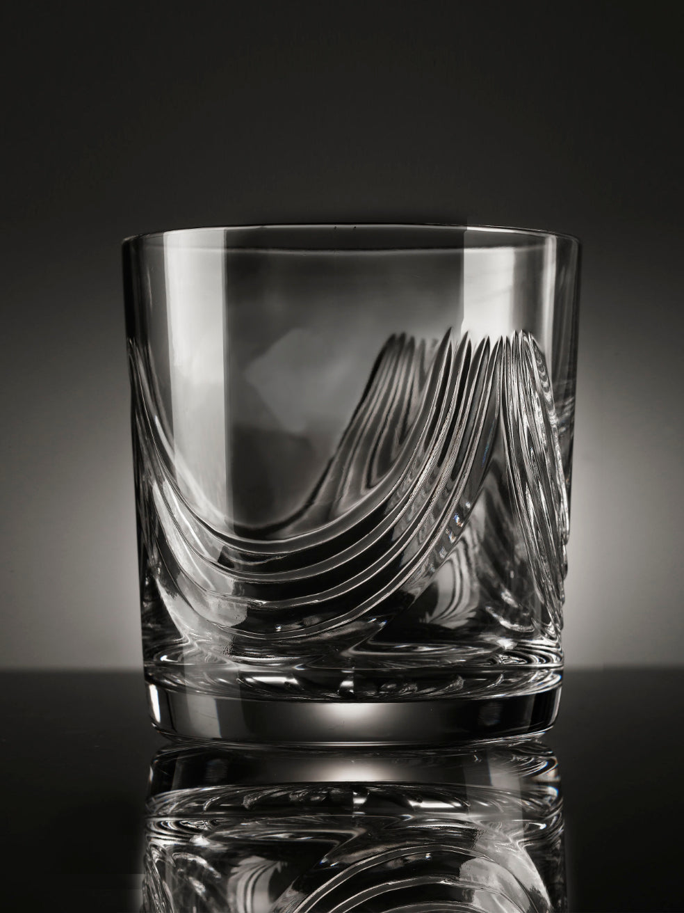 The beautiful hand-cut Montrose tumbler features sweeping cuts on the glassware inspired by the folds of the Scottish kilts. 