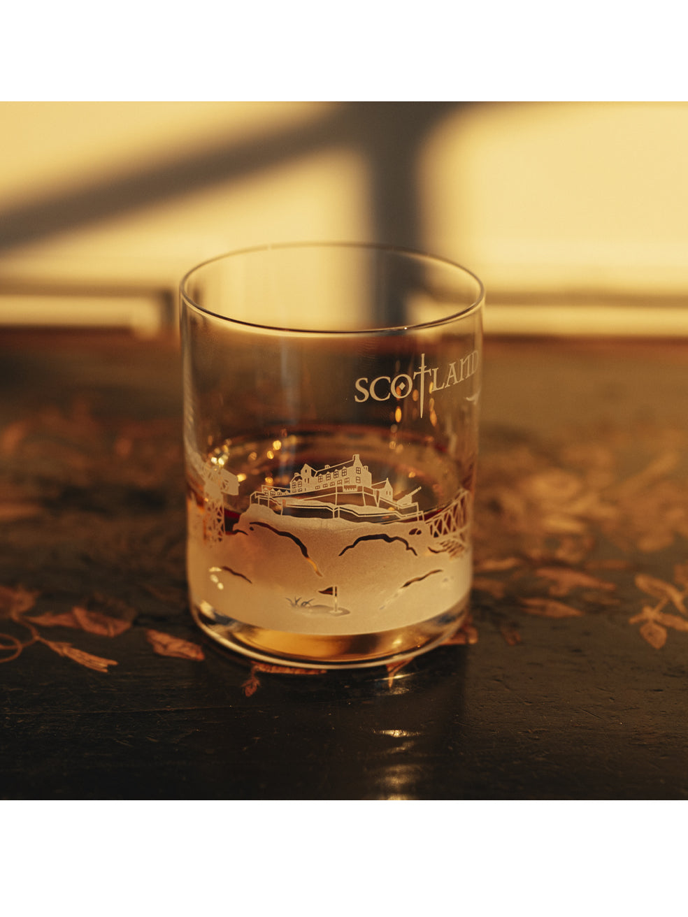 Featuring a wrap-around Scotland landmarks, this lead-free crystal tumbler can be used for any beverage from water to whisky and is supplied in a navy windowed carton, perfect for gifting.