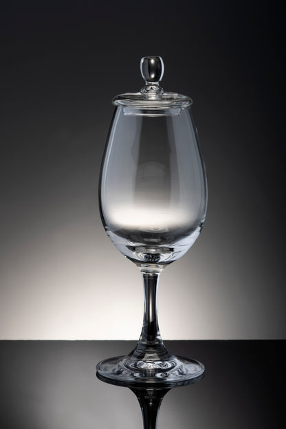 This tasting lid is designed specifically for the Copita glass.
