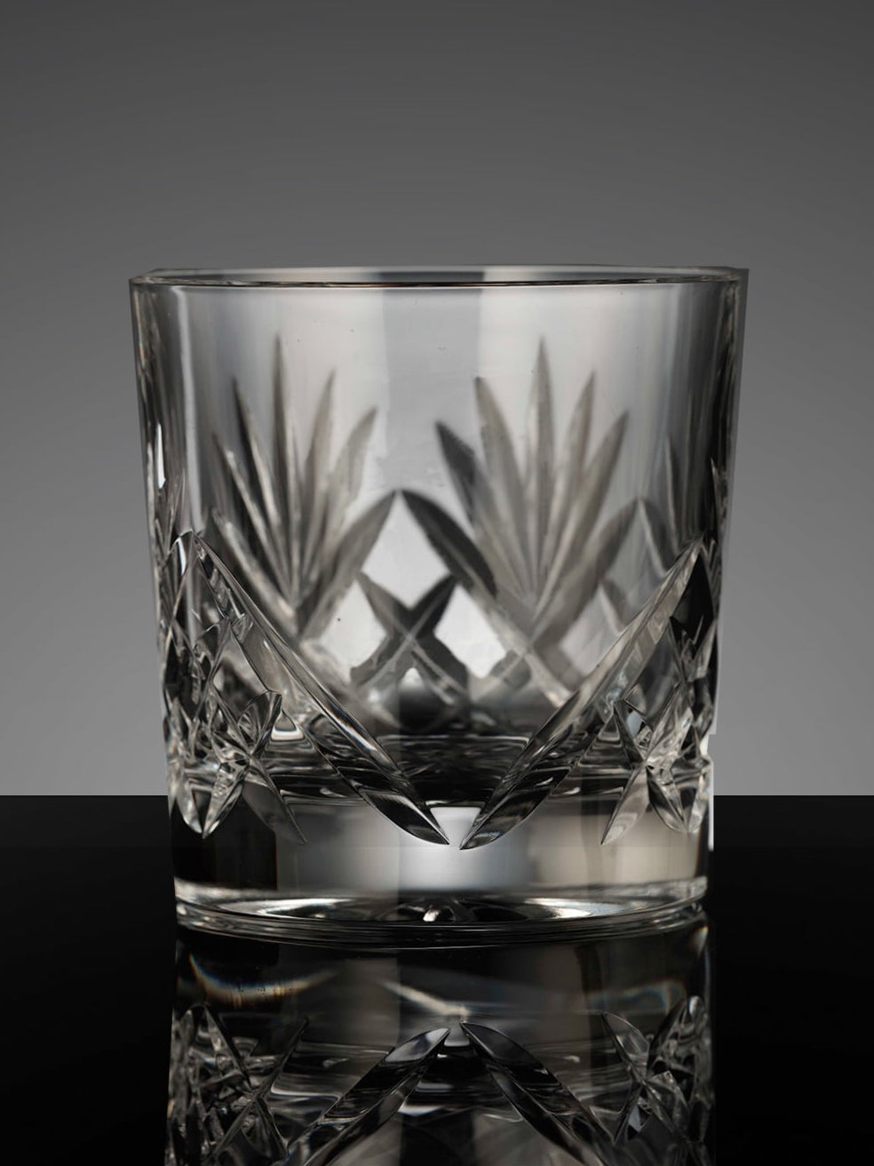 The Edinburgh tumbler is made of 24% lead crystal and features a beautifully cut and classic design.